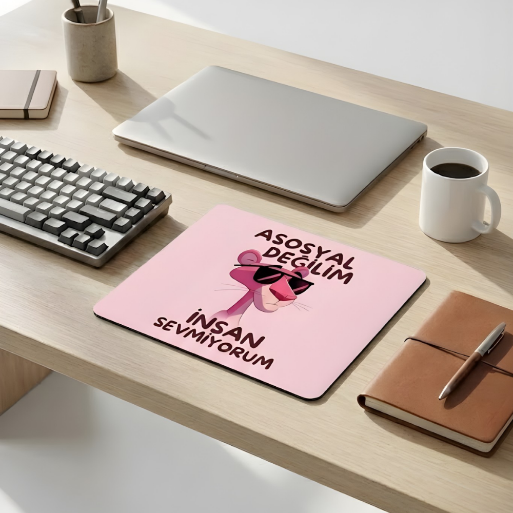 Anti Social desenli mouse pad yakın çekim