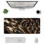 Bekçi Alman Kurdu desenli 90x40 mouse pad, klavye, mouse ve monitörle üstten masa düzeni