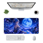 Mavi Dolunay anime oyuncu mouse pad – masa üstü kullanım görünümü