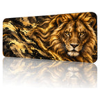 Altın Aslan desenli 90x40 gaming mouse pad, altın-siyah tonlarda aslan, açılı görünüm ve dikişli kenar detayı