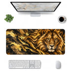 Altın Aslan desenli 90x40 mouse pad, klavye, mouse ve monitörle üstten masa düzeni