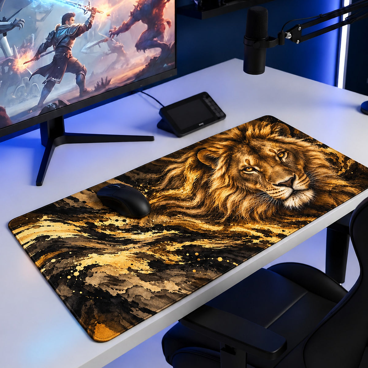 Altın Aslan desenli 90x40 oyuncu mouse pad, oyun masasında monitör ve mouse ile kullanım