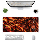 Kızıl Aygır at desenli 90x40 mouse pad, klavye, mouse ve monitörle üstten masa düzeni