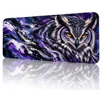 Gece Baykuşu desenli 90x40 gaming mouse pad, mor-siyah tonlarında baykuş, açılı görünüm ve dikişli kenar detayı