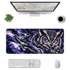 Gece Baykuşu desenli 90x40 mouse pad, klavye, mouse ve monitörle üstten masa düzeni