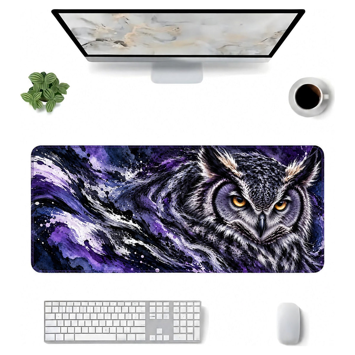 Gece Baykuşu desenli 90x40 mouse pad, klavye, mouse ve monitörle üstten masa düzeni