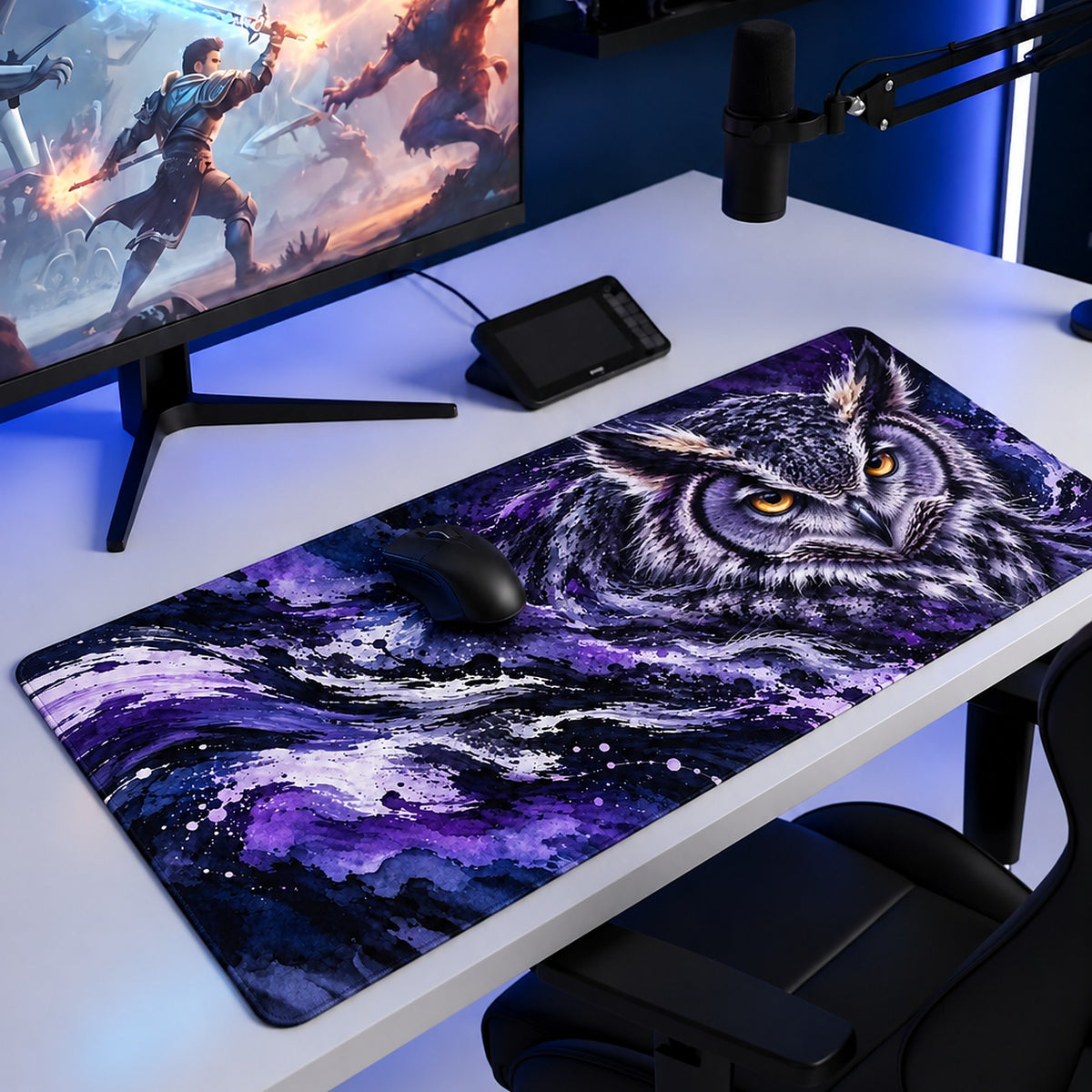 Gece Baykuşu desenli 90x40 oyuncu mouse pad, oyun masasında monitör ve mouse ile kullanım