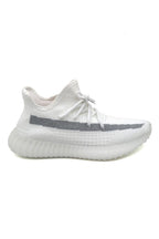 Movement reflektörlü sneaker beyaz yakın çekim