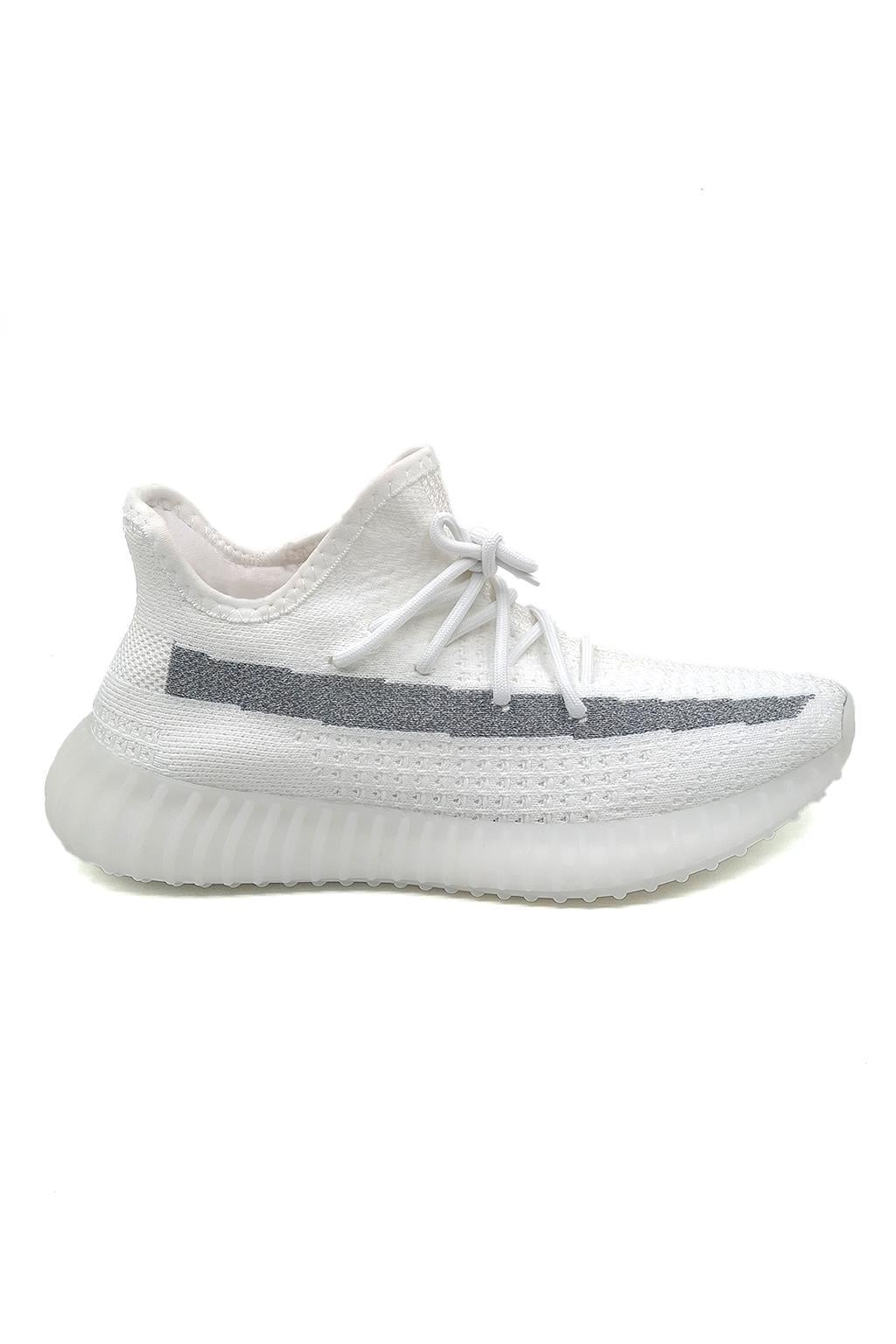 Movement reflektörlü sneaker beyaz yakın çekim