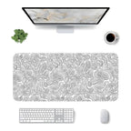 Beyaz Typography oyuncu mouse pad – masa üstü kullanım görünümü