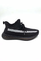 Movement reflektörlü sneaker siyah yakın çekim