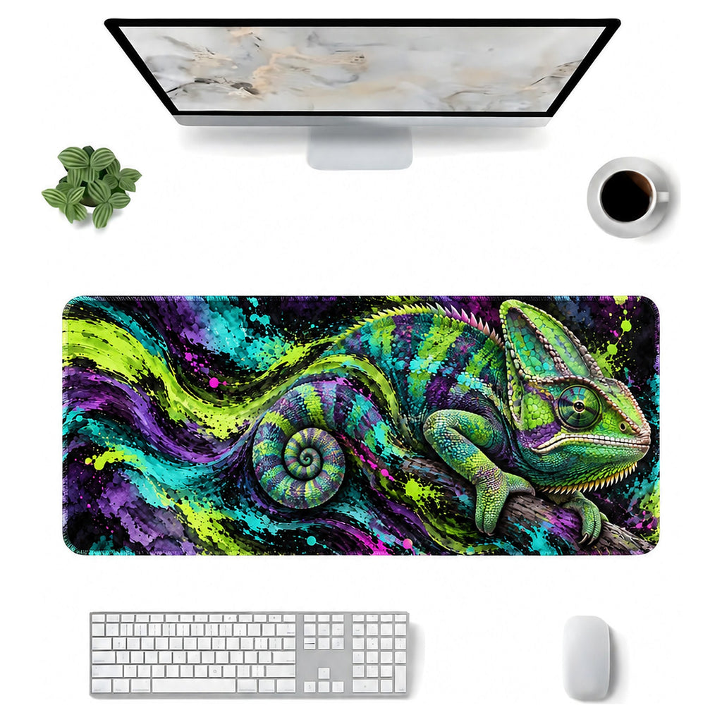Neon Bukalemun desenli 90x40 mouse pad, klavye, mouse ve monitörle üstten masa düzeni