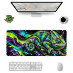Neon Bukalemun desenli 90x40 mouse pad, klavye, mouse ve monitörle üstten masa düzeni