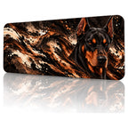 Bakır Doberman desenli 90x40 gaming mouse pad, siyah-bakır tonlarında Doberman, açılı görünüm ve dikişli kenar detayı