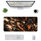 Bakır Doberman desenli 90x40 mouse pad, klavye, mouse ve monitörle üstten masa düzeni