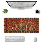 Geyikli Hayat Ağacı halı desenli 90x40 mouse pad, klavye, mouse ve monitörle üstten masa düzeni