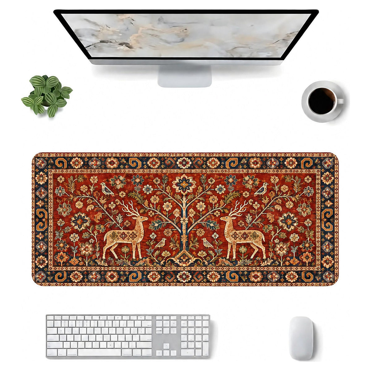 Geyikli Hayat Ağacı halı desenli 90x40 mouse pad, klavye, mouse ve monitörle üstten masa düzeni