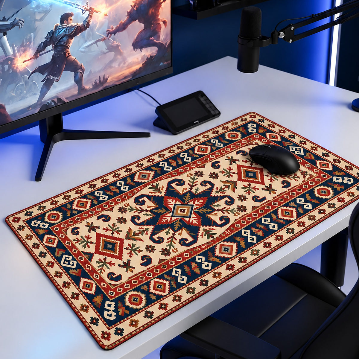 Koçboynuzu halı desenli 90x40 oyuncu mouse pad, oyun masasında monitör ve mouse ile kullanım