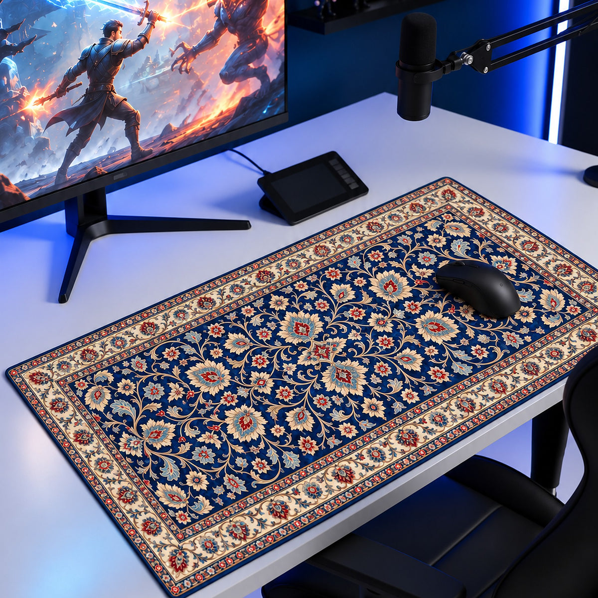 Lacivert Saray halı desenli 90x40 oyuncu mouse pad, oyun masasında monitör ve mouse ile kullanım