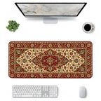 Madalyon halı desenli 90x40 mouse pad, klavye, mouse ve monitörle üstten masa düzeni