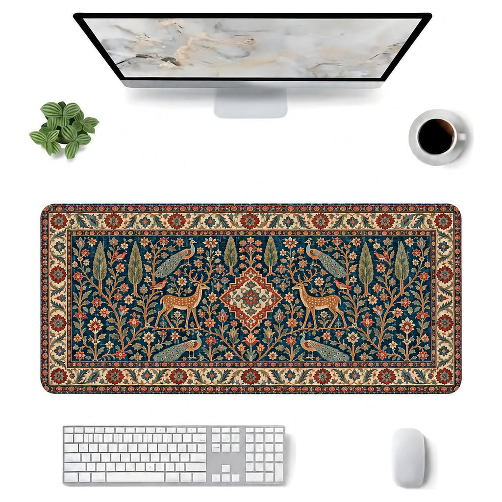 Saray Bahçesi halı desenli 90x40 mouse pad, klavye, mouse ve monitörle üstten masa düzeni