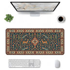 Saray Bahçesi halı desenli 90x40 mouse pad, klavye, mouse ve monitörle üstten masa düzeni