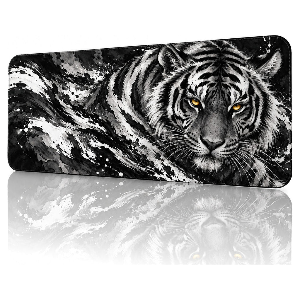 Gölge Kaplan desenli 90x40 gaming mouse pad, siyah-beyaz mürekkep tarzında kaplan, açılı görünüm ve dikişli kenar detayı