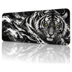 Gölge Kaplan desenli 90x40 gaming mouse pad, siyah-beyaz mürekkep tarzında kaplan, açılı görünüm ve dikişli kenar detayı