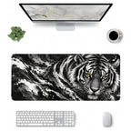 Gölge Kaplan desenli 90x40 mouse pad, klavye, mouse ve monitörle üstten masa düzeni