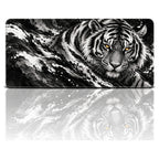 Gölge Kaplan desenli 90x40 oyuncu mouse pad, siyah-beyaz mürekkep tarzında kaplan, önden görünüm