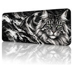 Gümüş Kedi desenli 90x40 gaming mouse pad, siyah-beyaz Maine Coon kedi, açılı görünüm ve dikişli kenar detayı