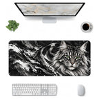 Gümüş Kedi desenli 90x40 mouse pad, klavye, mouse ve monitörle üstten masa düzeni