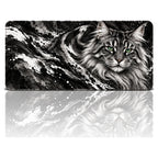Gümüş Kedi desenli 90x40 oyuncu mouse pad, siyah-beyaz Maine Coon kedi, önden görünüm