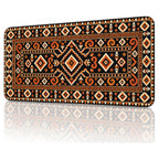 Kehribar kilim desenli 90x40 gaming mouse pad, açılı görünüm ve dikişli kenar detayı