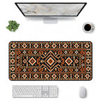 Kehribar kilim desenli 90x40 mouse pad, klavye, mouse ve monitörle üstten masa düzeni