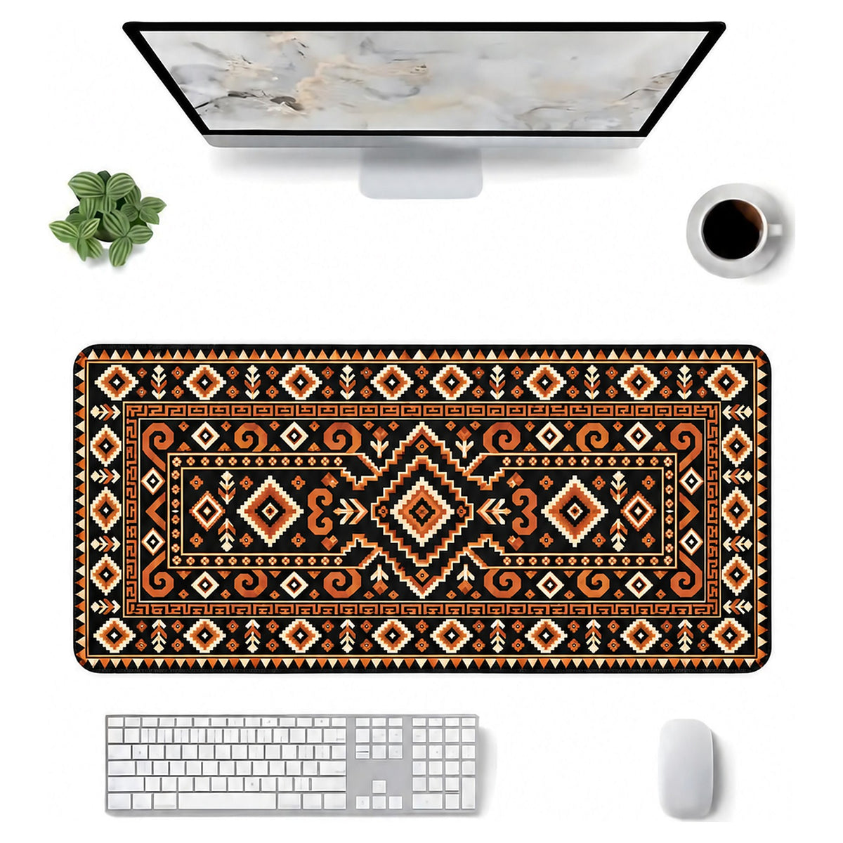 Kehribar kilim desenli 90x40 mouse pad, klavye, mouse ve monitörle üstten masa düzeni