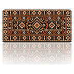 Kehribar kilim desenli 90x40 oyuncu mouse pad, siyah zeminde turuncu-bakır baklava motifli tasarım, önden görünüm