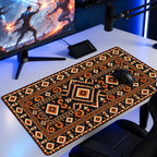 Kehribar kilim desenli 90x40 oyuncu mouse pad, oyun masasında monitör ve mouse ile kullanım