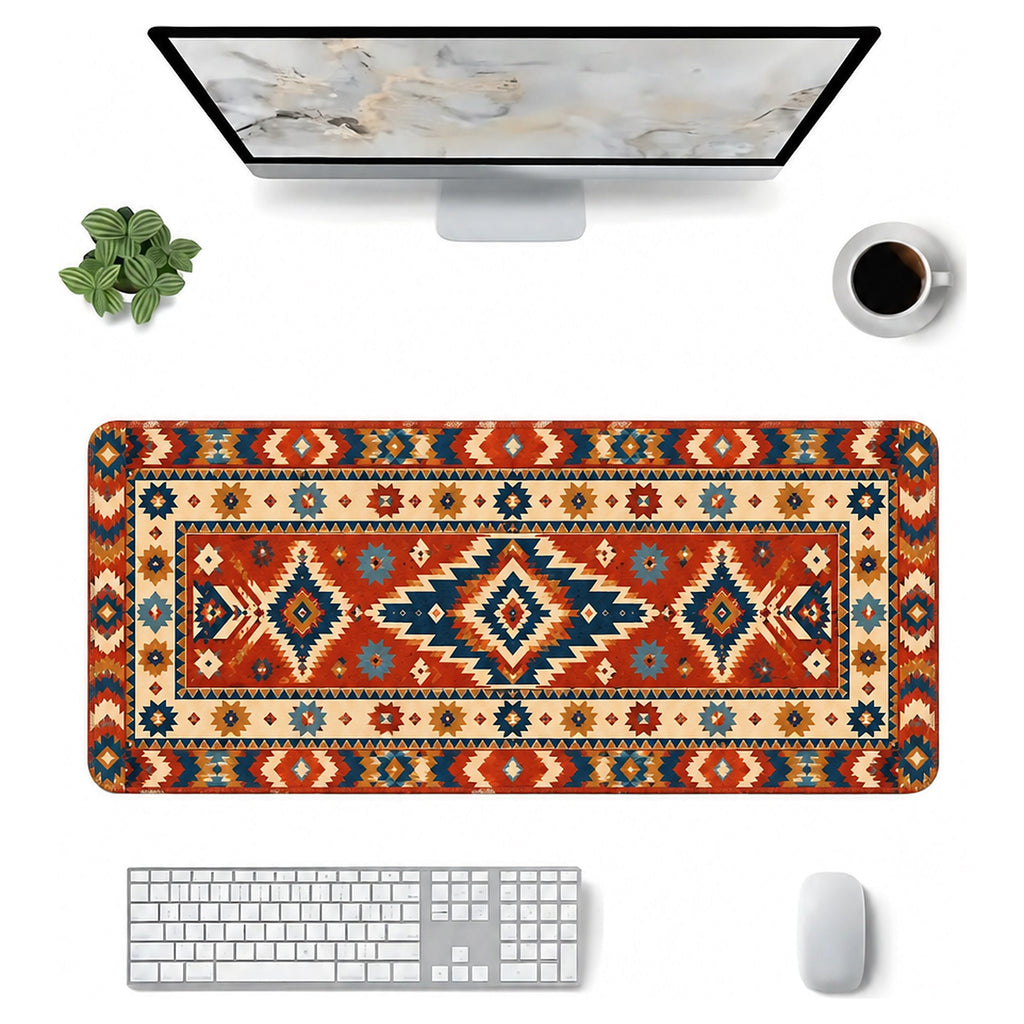 Kızıl Yıldız kilim desenli 90x40 mouse pad, klavye, mouse ve monitörle üstten masa düzeni