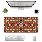 Kızıl Yıldız kilim desenli 90x40 mouse pad, klavye, mouse ve monitörle üstten masa düzeni