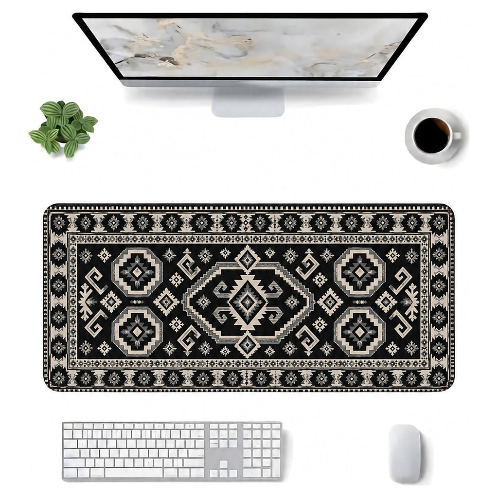 Kömür kilim desenli 90x40 mouse pad, klavye, mouse ve monitörle üstten masa düzeni