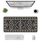 Kömür kilim desenli 90x40 mouse pad, klavye, mouse ve monitörle üstten masa düzeni