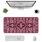 Mürdüm kilim desenli 90x40 mouse pad, klavye, mouse ve monitörle üstten masa düzeni