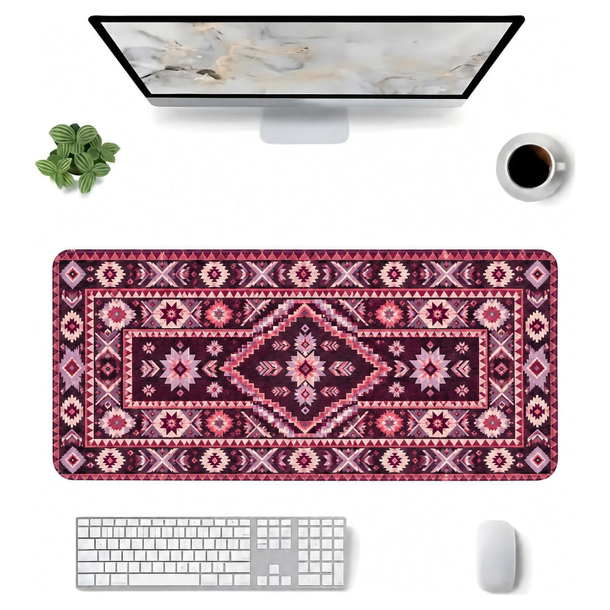 Mürdüm kilim desenli 90x40 mouse pad, klavye, mouse ve monitörle üstten masa düzeni