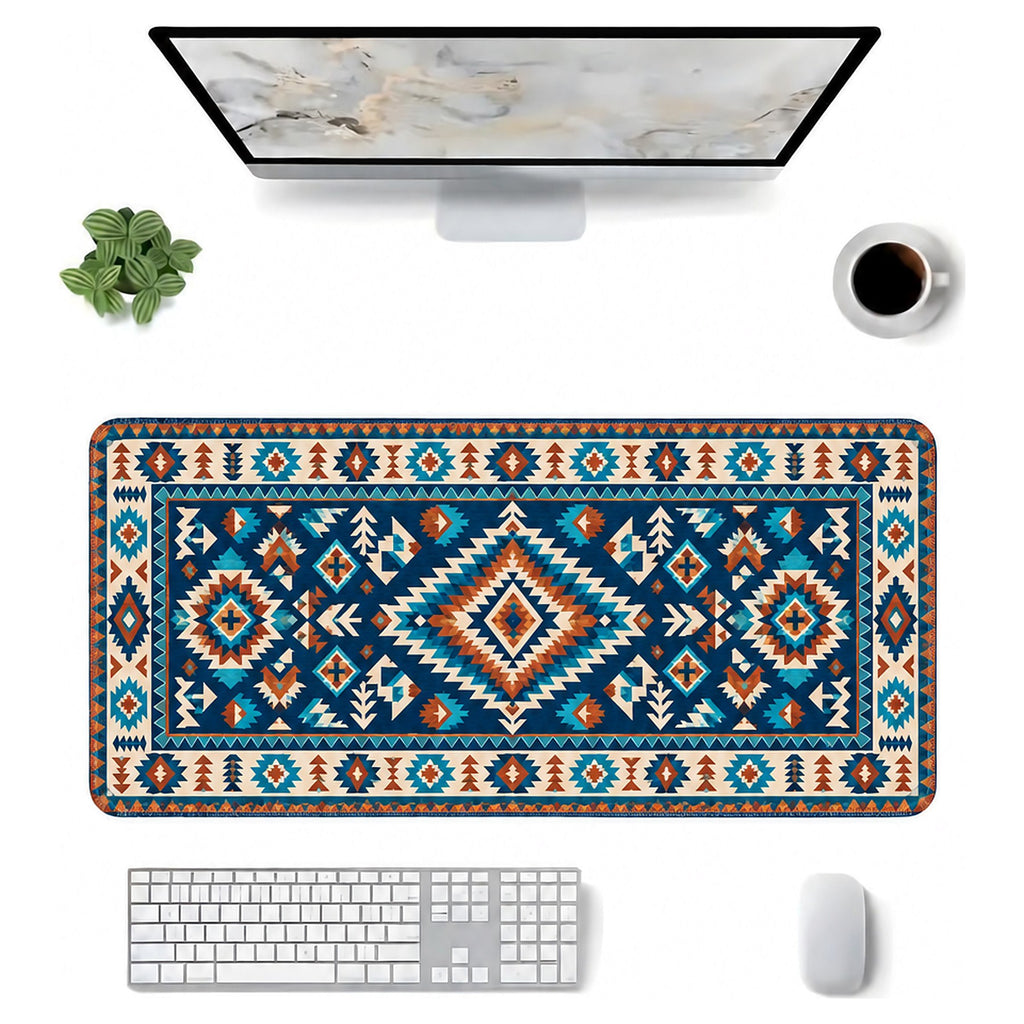 Turkuaz kilim desenli 90x40 mouse pad, klavye, mouse ve monitörle üstten masa düzeni