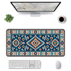 Turkuaz kilim desenli 90x40 mouse pad, klavye, mouse ve monitörle üstten masa düzeni