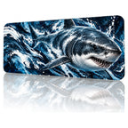 Derin Mavi köpekbalığı desenli 90x40 gaming mouse pad, lacivert-beyaz dalgalarda köpekbalığı, açılı görünüm ve dikişli kenar detayı