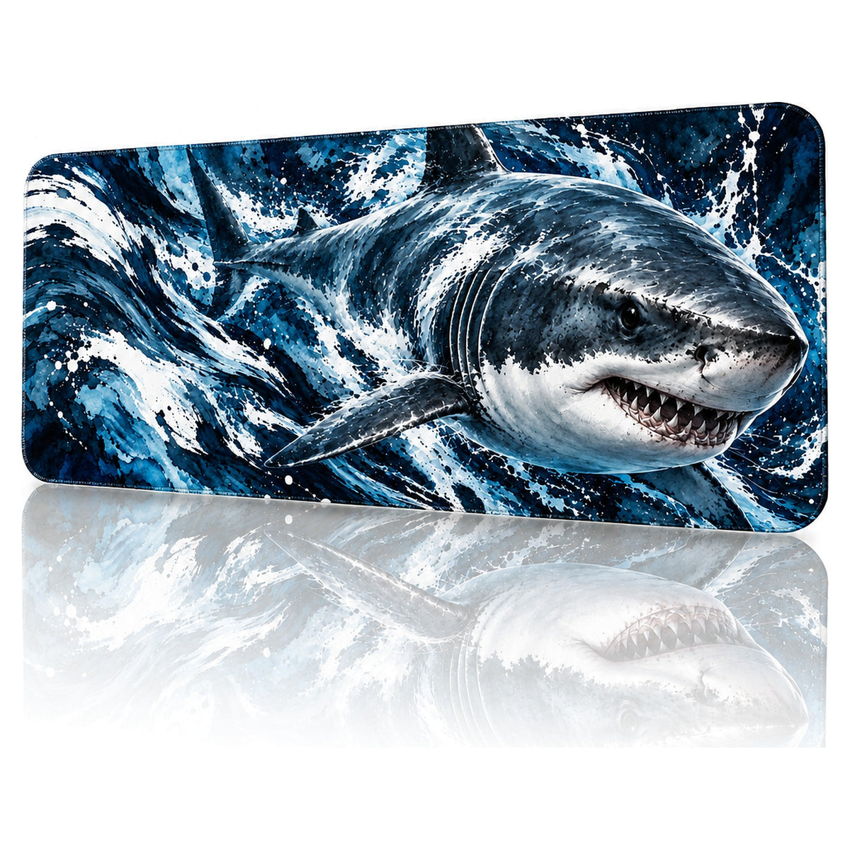 Derin Mavi köpekbalığı desenli 90x40 gaming mouse pad, lacivert-beyaz dalgalarda köpekbalığı, açılı görünüm ve dikişli kenar detayı