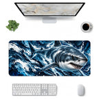 Derin Mavi köpekbalığı desenli 90x40 mouse pad, klavye, mouse ve monitörle üstten masa düzeni