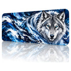 Buz Kurdu kurt desenli 90x40 gaming mouse pad, mavi-beyaz dalgalar içinde kurt, açılı görünüm ve dikişli kenar detayı